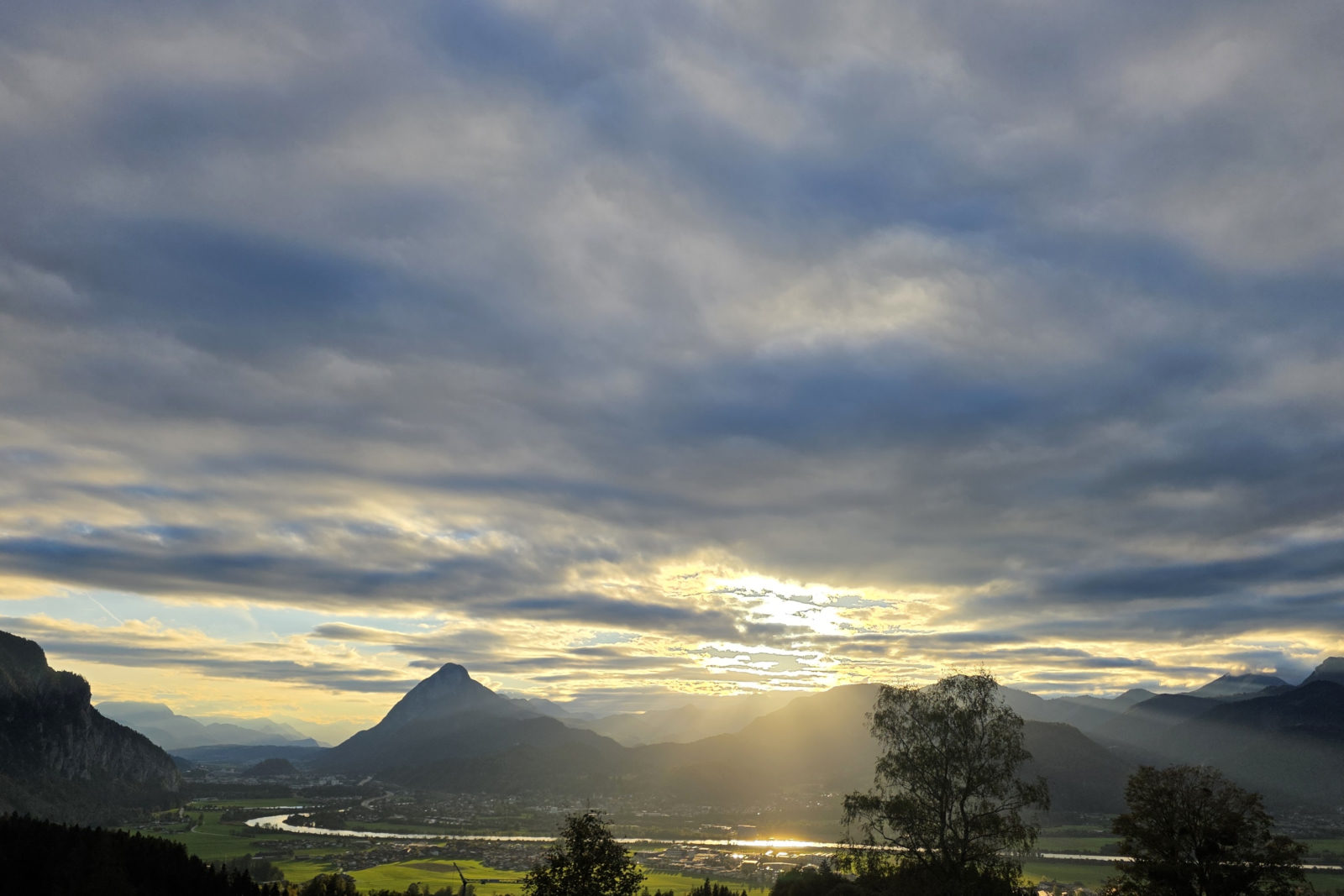🏔️ Alpenwetter am Wochenende: Regen, Sonne und Schneeflocken.