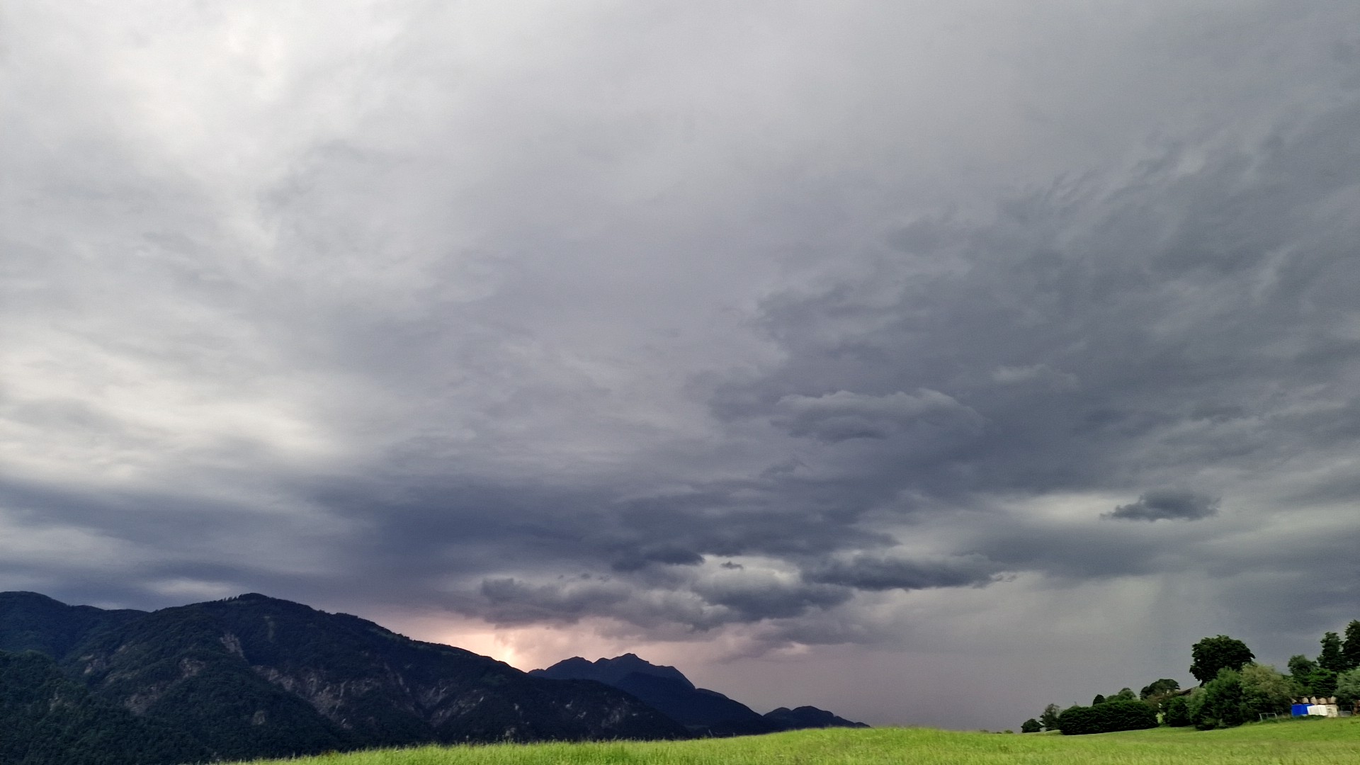 Wetter Tirol heute: Wechselhaft, kühler und später teils kräftige Gewitter möglich!