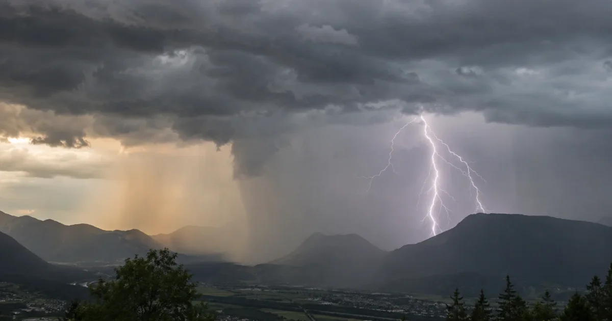 Kräftige Gewitter in Tirol: Hagel, Starkregen und Sturm!
