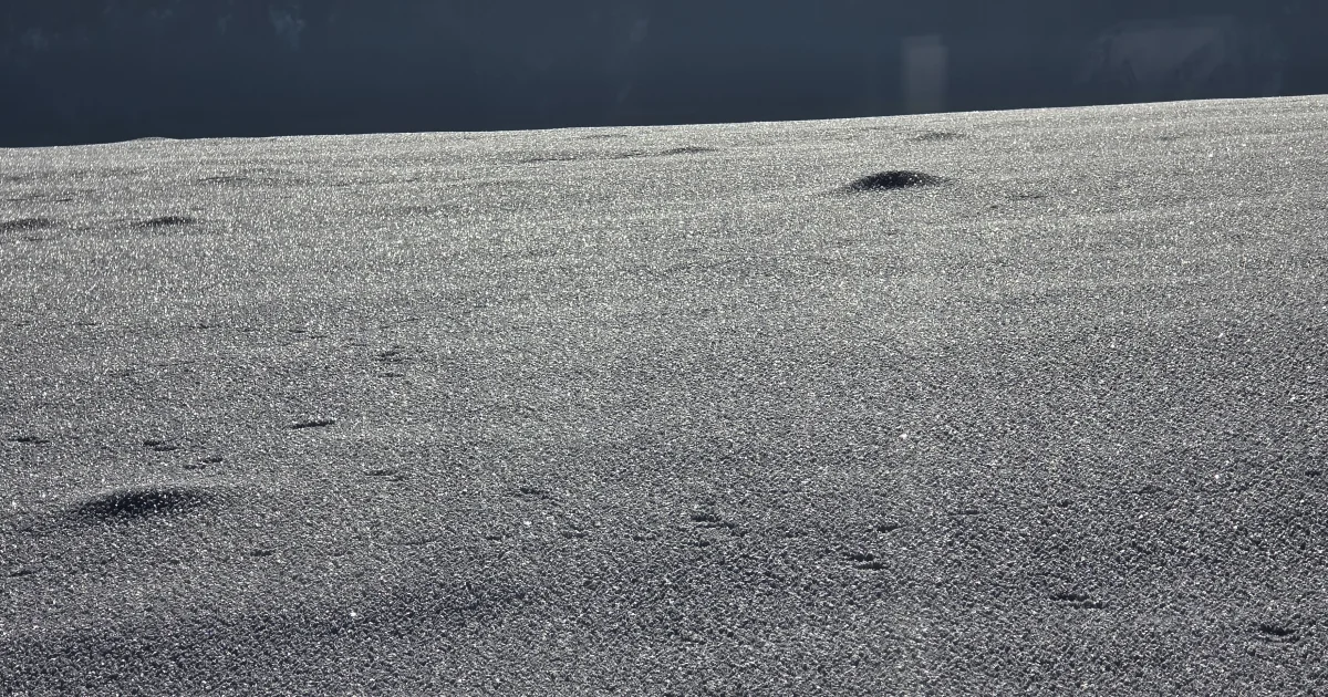 Warum glitzert Schnee? Ein kleines Wunder aus Licht und Eis!