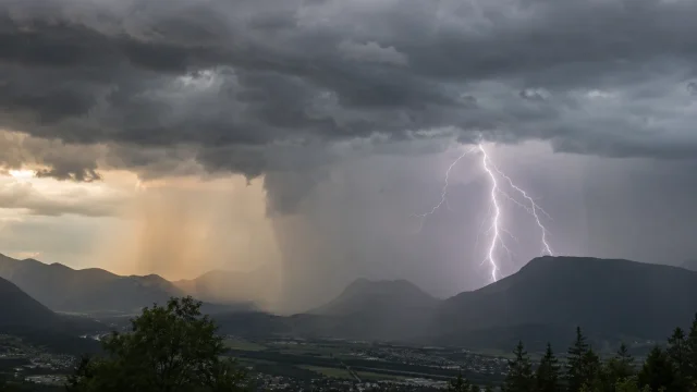 Kräftige Gewitter in Tirol: Hagel, Starkregen und Sturm!