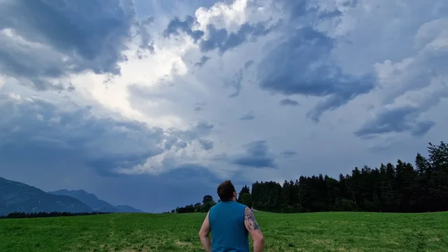 Markante Kaltfront bringt Gewitter und Temperatursturz!